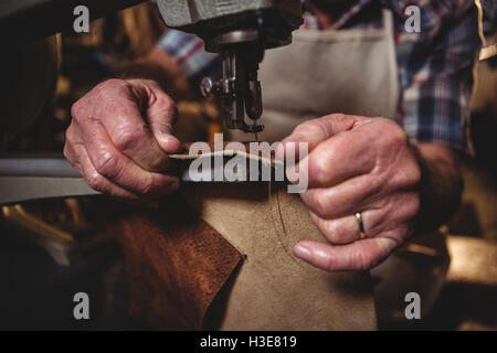 Schuhmacher mit Nähmaschine Stockfoto