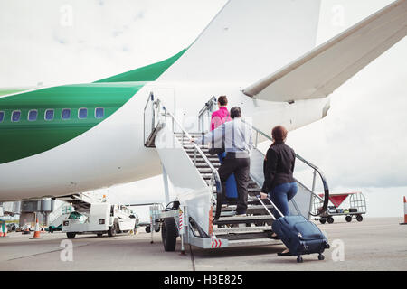 Passagiere auf der Treppe klettern und das Flugzeug betreten Stockfoto