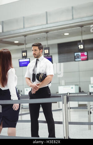 Piloten und Flugbegleiter miteinander interagieren Stockfoto