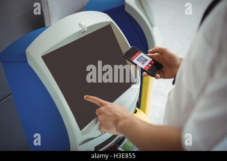 Reisenden mit self-service Check-in Automaten Stockfoto