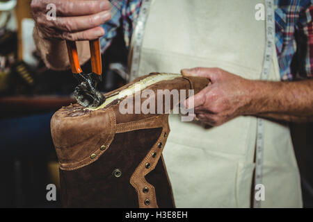 Mittleren Bereich der Schuster einen Schuh Reparatur Stockfoto