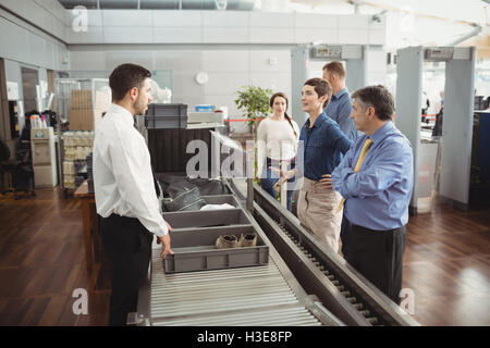 Passagiere im Flughafen-Sicherheits-check Stockfoto