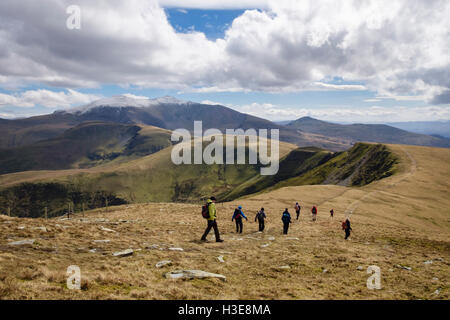 Wanderer, Wandern nach unten Moel Eilio mit Fernblick Mount Snowdon Range in Berge von Snowdonia-Nationalpark. North Wales UK Stockfoto