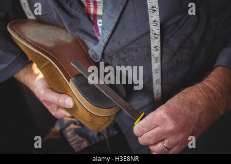 Schuster einen Schuh Reparatur Stockfoto