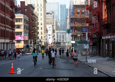 Menschen laufen und Radfahren auf der Lafayette Street in 2016 Summer Streets in Manhattan, New York. Stockfoto