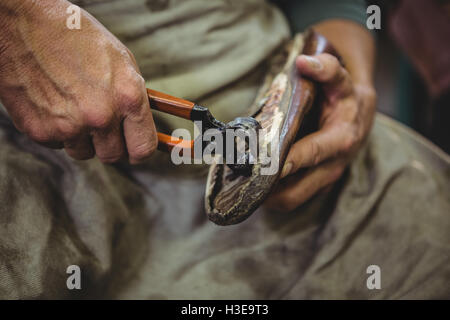 Schuster einen Schuh Reparatur Stockfoto