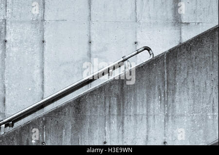 Konkrete Zugang Treppe mit einer schrägen Stahl Handlauf in Getönten Schwarzweiß Stockfoto