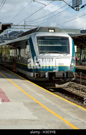 Elektrischer Zug Ankunft in Sandnes Railway Station Norwegen Stockfoto