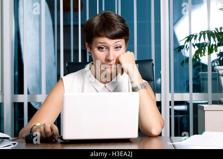 Junge Geschäftsfrau im Büro, Emotionen und Gesten bei der Arbeit Stockfoto