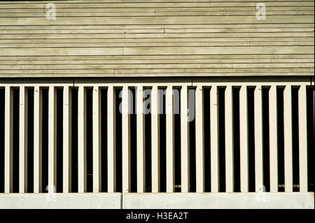 Dekorative Holz und Beton Feature Architekturgebäude Verkleidung Stockfoto