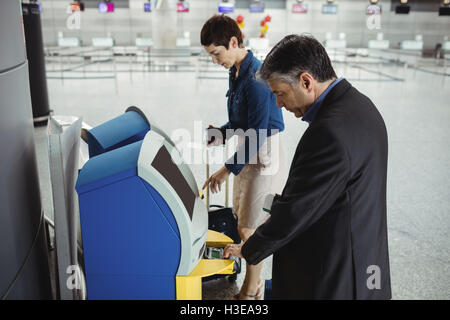 Geschäftsleute mit self-service Check-in Automaten Stockfoto