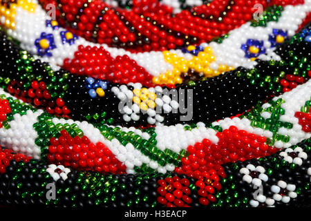 Viele Armbänder aus Perlen Nahaufnahme, helle Zubehör Stockfoto