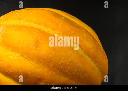 Stillleben - Reife saftige äthiopischen Melone auf hölzernen Hintergrund Stockfoto