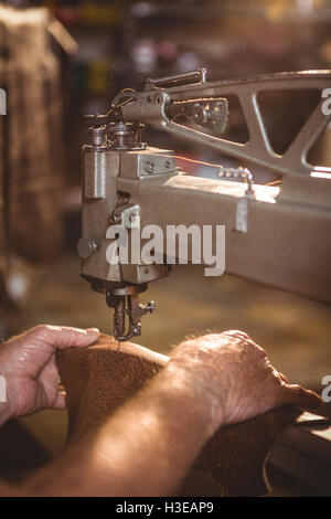 Schuhmacher mit Nähmaschine Stockfoto
