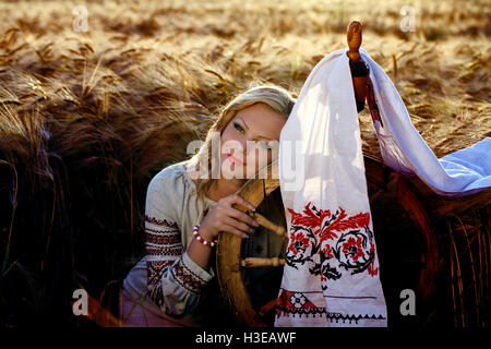 eine schöne junge Ukrainerin in traditioneller Tracht mit bestickt Stockfoto