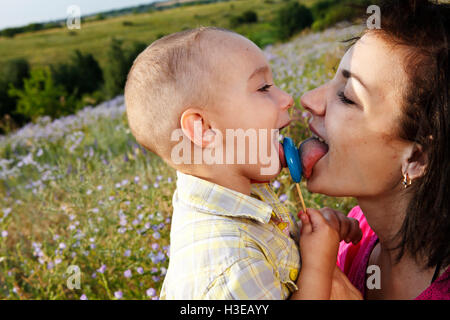 eine glückliche Mutter und Sohn Spaß im freien Stockfoto