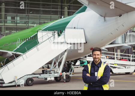 Porträt auf Start-und Landebahn Flughafen Bodencrew steht Stockfoto