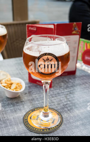 Ein bedrucktes Glas ti Ch'Lagerbier auf L'Univers bar Tisch, Bergues, Nord-Pas-de-Calais, Ile de France, Frankreich pub Tabelle getränke Gläser Stockfoto