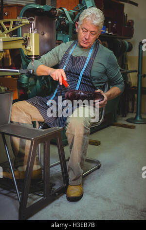 Schuster einen Schuh Reparatur Stockfoto