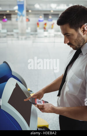 Reisenden mit self-service Check-in Automaten Stockfoto