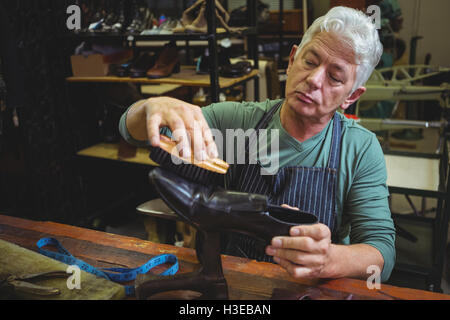 Schuster einen Schuh Polieren Stockfoto