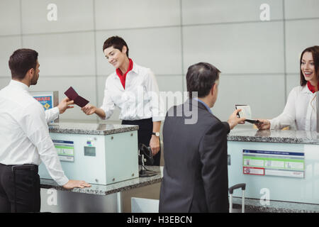 Fluggesellschaft einchecken Telefonzentrale Übergabe Pass für Pkw Stockfoto