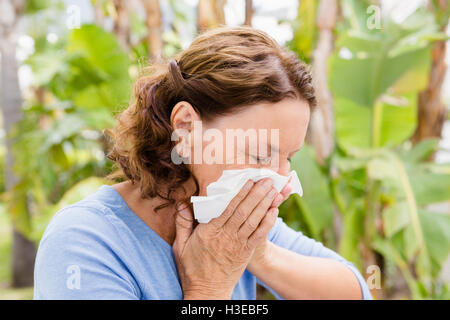 Reife Frau Niesen Stockfoto