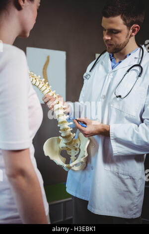 Physiotherapeut, Patienten zu erklären, die Wirbelsäule Stockfoto