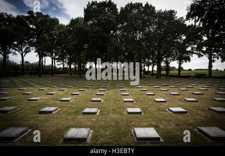 Friedhof und Gedenkstätte Friedhof an die deutschen Toten des ersten Weltkriegs bei Langemark, West-Flandern, Belgien Stockfoto