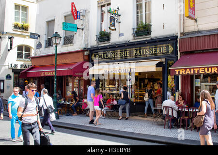 Menschen vergeht ein Café auf Rue Montorgueil Straße. Menschen haben Brunch/Lunch in Cafés und schöne Wetter genießen. Stockfoto