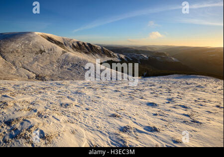 Weiße Coomb (ein Corbett) im Winterschnee, Grey Mare Tail Nature Reserve, in der Nähe von Moffat, Dumfries & Galloway, Schottland. Stockfoto