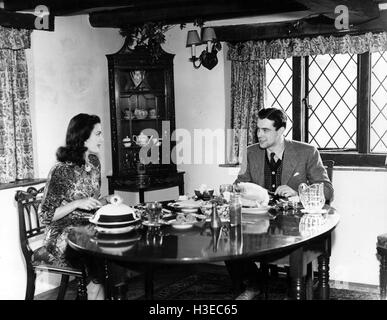 RICHARD GREENE (1918-1985), englischer Schauspieler mit seiner ersten Frau Patricia Medina auf ihrer Egham Farm home über 1943 Stockfoto