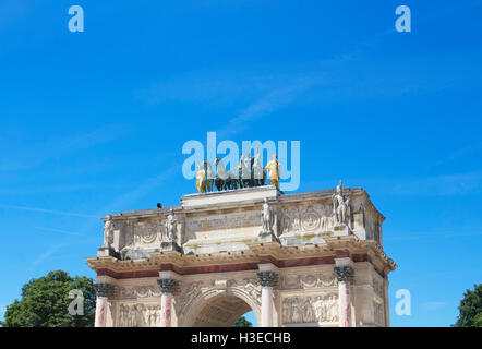 Ansicht von unten "Arc de Triomphe du Carrousel" am Eingang des Jardin De Tuileries in Paris. Stockfoto