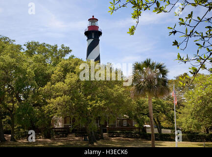 Das leuchtend rote Laternenzimmer und markanten Schwarz-weiß Spirale Lichtbänder St Augustine erheben sich über die umliegenden Bäume. Stockfoto