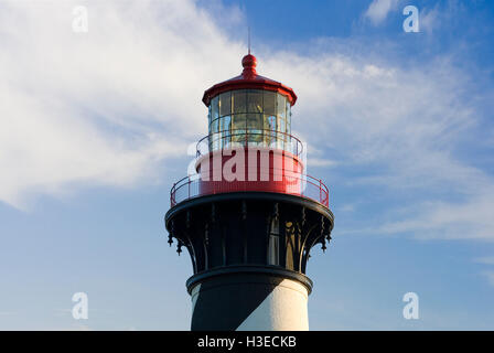 Die leuchtend rote Laternenraum von St. Augustine Lighthouse gegen einen schönen Florida-Himmel und Fresnel-Linse innerhalb. Stockfoto