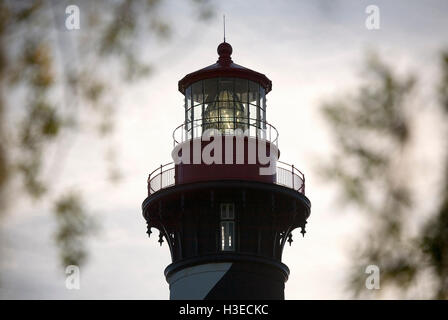 Das historische St. Augustine Lighthouse Laternenzimmer sieht schön aus wie die Fresnel-Linse zurück von der absteigenden Sonne beschienen ist. Stockfoto