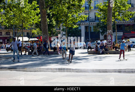 Junge Männchen Skate am Platz der Republik in Paris. Menschen hängen in den Hintergrund. Stockfoto