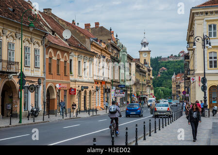 Gebäude am Rathausplatz, genannt Hauptplatz von Brasov, Rumänien neben dem ehemaligen Rathaus Sozialwohnung Stockfoto