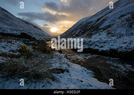 Moffat Water Valley als die Wintersonne ist die Einstellung, in der Nähe von Moffat, Dumfries & Galloway, Schottland. Stockfoto