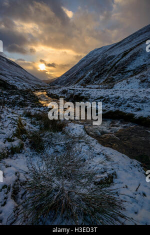 Moffat Water Valley als die Wintersonne ist die Einstellung, in der Nähe von Moffat, Dumfries & Galloway, Schottland. Stockfoto