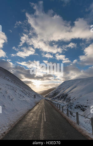 Moffat Water Valley und A708 als die Wintersonne ist die Einstellung, in der Nähe von Moffat, Dumfries & Galloway, Schottland. Stockfoto