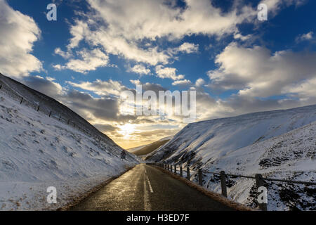 Moffat Water Valley und A708 als die Wintersonne ist die Einstellung, in der Nähe von Moffat, Dumfries & Galloway, Schottland. Stockfoto