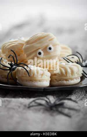 Weißen Mumie Makronen für Halloween Stockfoto