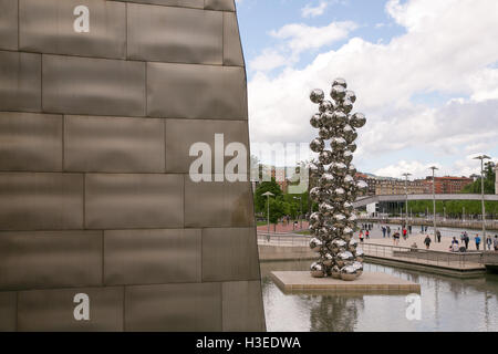 Tall Tree und Die Augenplastik im Guggenheim Museum in Bilbao, Spanien. Stockfoto