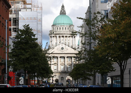 Belfast Street View, Blick auf die Linenhall Street in Belfast in Richtung der Rückseite des Rathauses seine Portikus und grüne Kupfer Kuppel.. Stockfoto