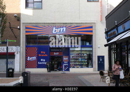 Eingang und des vorderen Fensters der b&m Schnäppchen shop in Rosmarin Street, Belfast, Nordirland Stockfoto