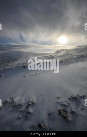 Sonne bricht durch die Wolken auf dem Schnee bedeckt Moorland, Grey Mare Tail Nature Reserve, in der Nähe von Moffat, Dumfries & Galloway Stockfoto