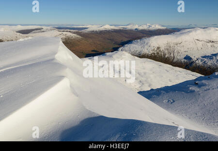 Einen schneereichen Winter Blick Glen Lochay und darüber hinaus auf Ben Lawers Gruppe von Hügeln vom Gipfel des Munro Ben Challum. Stockfoto