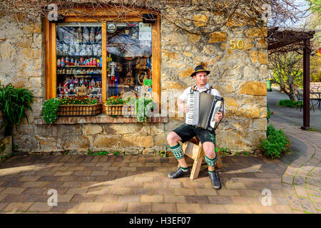 Hahndorf, Australien - 13. August 2016: Mann spielt Akkordeon auf der Straße in der Nähe von deutschen Dorfladen in Hahndorf, Adelaide Hills Stockfoto