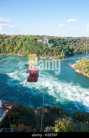 Seit 1916 in Betrieb wird der Niagara Aero Car gesehen über den Niagara River und die Whirlpool Rapids in Niagara Falls, Kanada Stockfoto